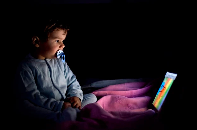 Cẩn thận khi cho trẻ xem video trên YouTube: Phụ đề chèn đầy ngôn ngữ tục tĩu